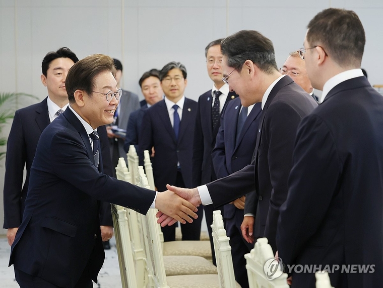 이재명 대통령이 13일 서울 용산 대통령실에서 열린 6경제단체·기업인 간담회에서 이재용 삼성전자 회장과 악수하고 있다. 사진=연합뉴스 