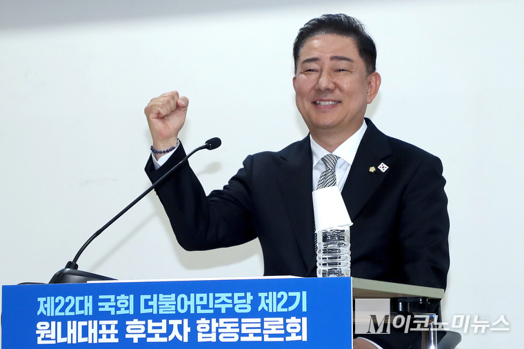 김병기 더불어민주당 신임 원내대표가 지난 10일 원내대표 후보자 합동 토론회에서 기조 발언 전에 포즈 취하고 있다. 사진=최동환 기자