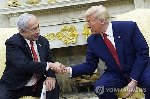 도널드 트럼프 미국 대통령과 벤야민 네타냐후 이스라엘 총리가 올해 4월 워싱턴 백악관에서 만나 악수를 나누고 있다. 사진=EPA/연합뉴스