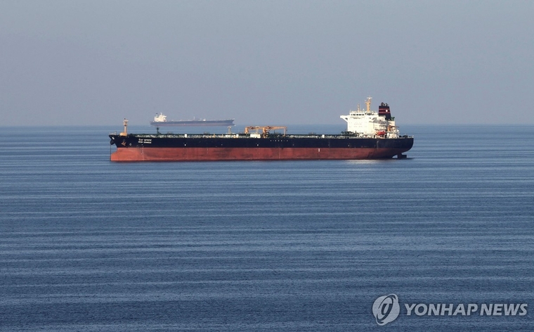 호르무즈 해협을 한 유조선이 운항하고 있다. 사진=로이터/연합뉴스 