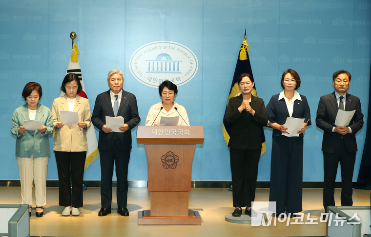 조국혁신당 김선민 대표 권한대행을 비롯한 의원들이 16일 국회 소통관에서 기자회견하고 있다. 사진=최동환 기자