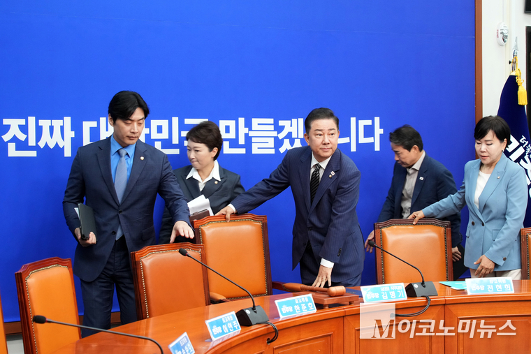 김병기 더불어민주당 당 대표 직무대행 겸 원내대표가 16일 취임 이후 처음으로 주재한 최고위원회의에 김병기 원내대표와 최고위원들이 참석하고 있다. 사진=최동환 기자