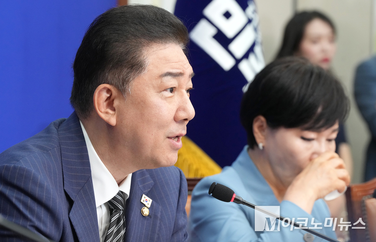 김병기 더불어민주당 당 대표 직무대행 겸 원내대표가 16일 취임 이후 처음으로 주재한 최고위원회의에서 발언하고 있다. 사진=최동환 기자
