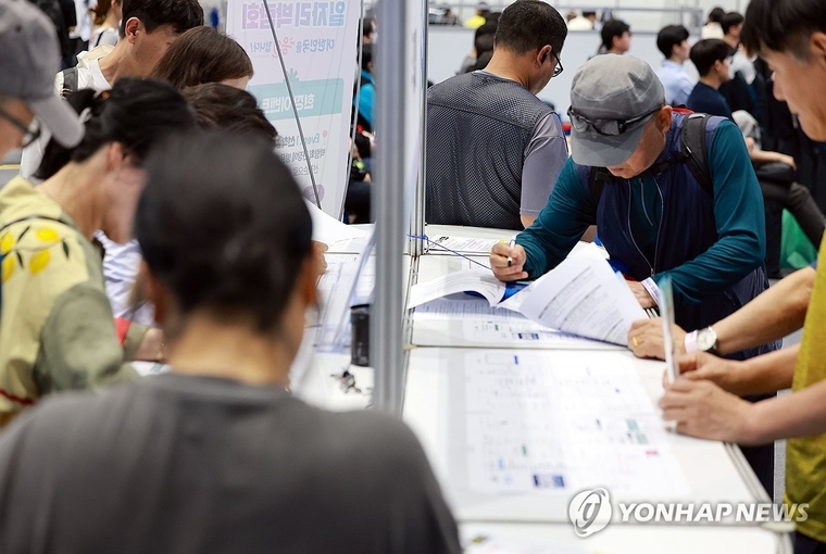 통계청이 '5월 고용동향'을 발표한 11일 경기도 하남종합운동장 제2체육관에서 열린 2025 하남시 일자리박람회에서 고령 구직자가 이력서를 작성하고 있다. 사진=연합뉴스 