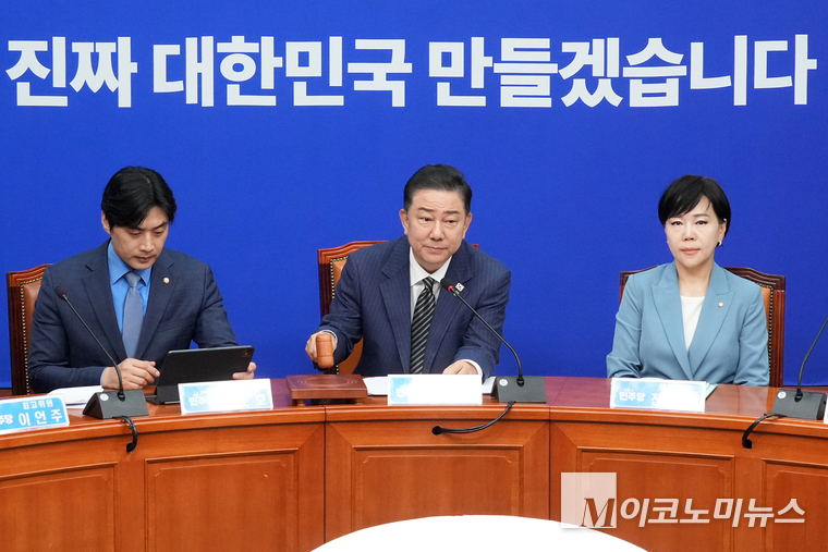 김병기 더불어민주당 당 대표 직무대행 겸 원내대표가 16일 취임 이후 처음으로 주재한 최고위원회의에서 회의 속개 선언하고 있다. 사진=최동환 기자