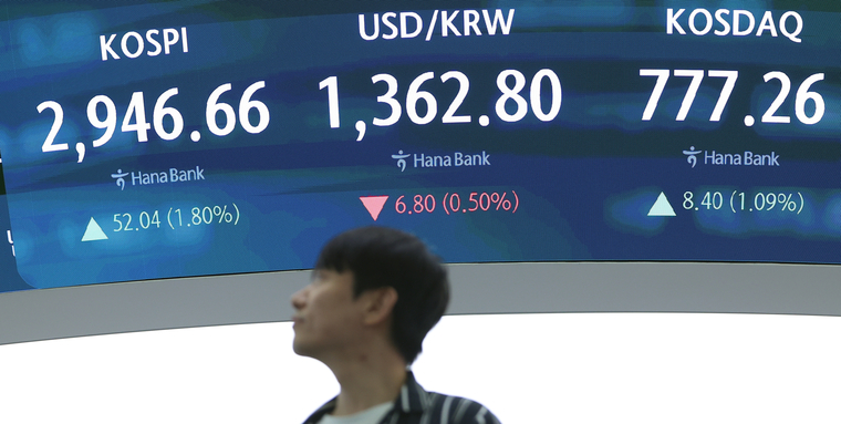 코스피가 3년 5개월 만에 2,940선을 회복한 16일 서울 중구 하나은행 딜링룸 스크린에 지수가가 표시돼 있다. 사진=연합뉴스
