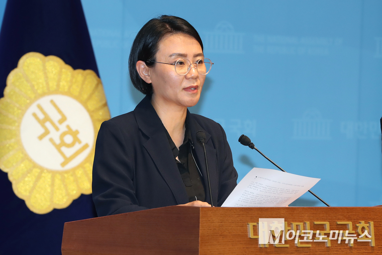 이미선 진보당 부대변인이 16일 국회 소통관 논평에서 발언하고 있다. 사진=최동환 기자