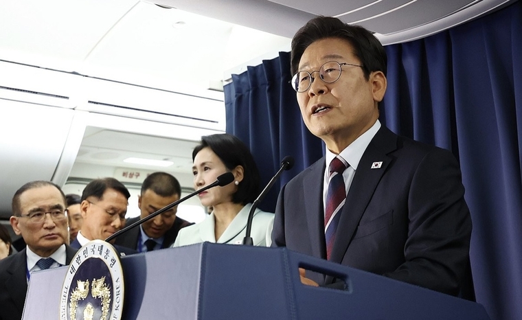 이재명 대통령이 16일(현지 시간)주요 7개국(G7) 정상회의 참석을 위해 캐나다 앨버타주 캘거리로 향하는 공군 1호기에서 기자간담회를 하고 있다. 사진=연합뉴스