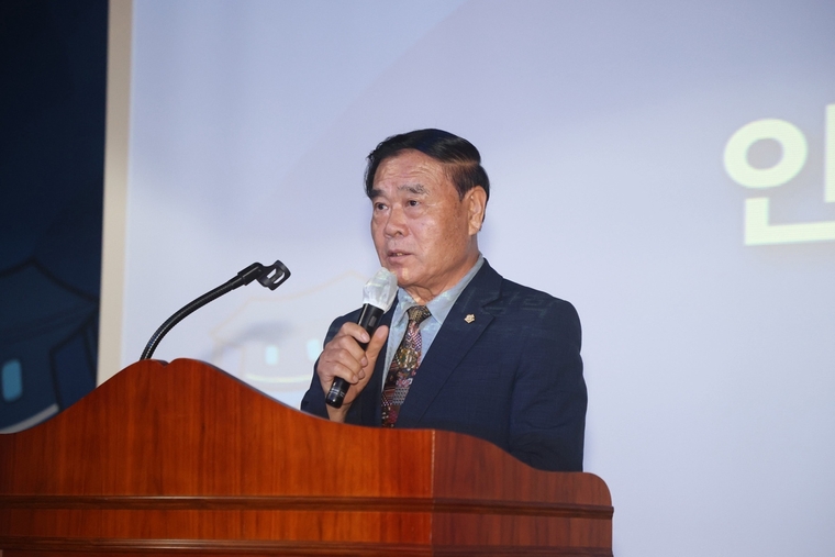 축사를 하고 있는 이재식 의장 <수원특례시의회 제공>