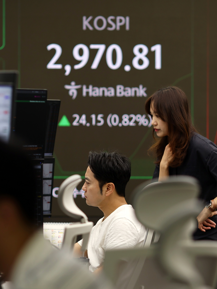 코스피가 13.27p(0.45%) 오른 2,959.93에 개장한 17일 서울 하나은행 본점 딜링룸에서 딜러들이 업무를 보고 있다. 사진=연합뉴스