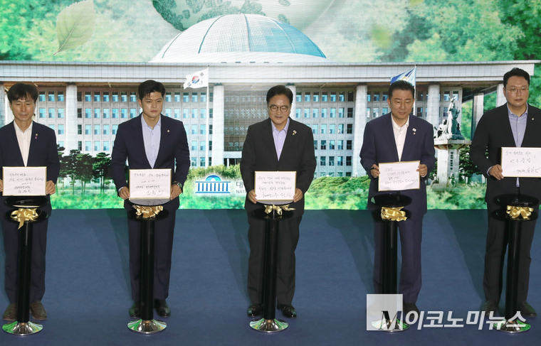 우원식 국회의장과 더불어민주당 김병기 당대표 직무대행 겸 원내대표. 국민의힘 김용태 비상대책위원장 등 참석자들이 17일 국회 본청 중앙홀에서 열린 국회 탄소중립 선언식에서 선언서를 들어 보이고 있다. 사진=최동환 기자