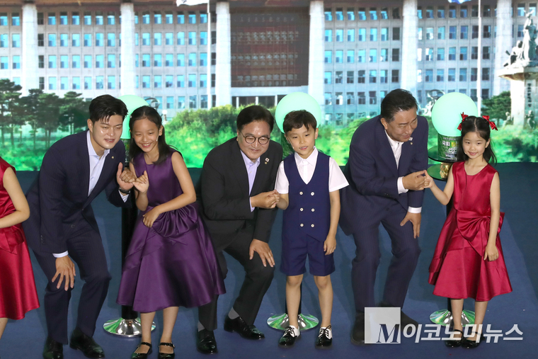 우원식 국회의장과 더불어민주당 김병기 당대표 직무대행 겸 원내대표. 국민의힘 김용태 비상대책위원장 등 참석자들이 17일 국회 본청 중앙홀에서 열린 국회 탄소중립 선언식에서 아이들과 약속의 깍지를 끼며 탄소중립 퍼포먼스를 하고 있다. 사진=최동환 기자