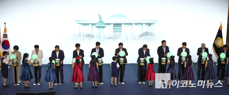우원식 국회의장과 더불어민주당 김병기 당대표 직무대행 겸 원내대표. 국민의힘 김용태 비상대책위원장 등 참석자들이 17일 국회 본청 중앙홀에서 열린 국회 탄소중립 선언식에서 탄소중립 퍼포먼스를 하고 있다. 사진=최동환 기자