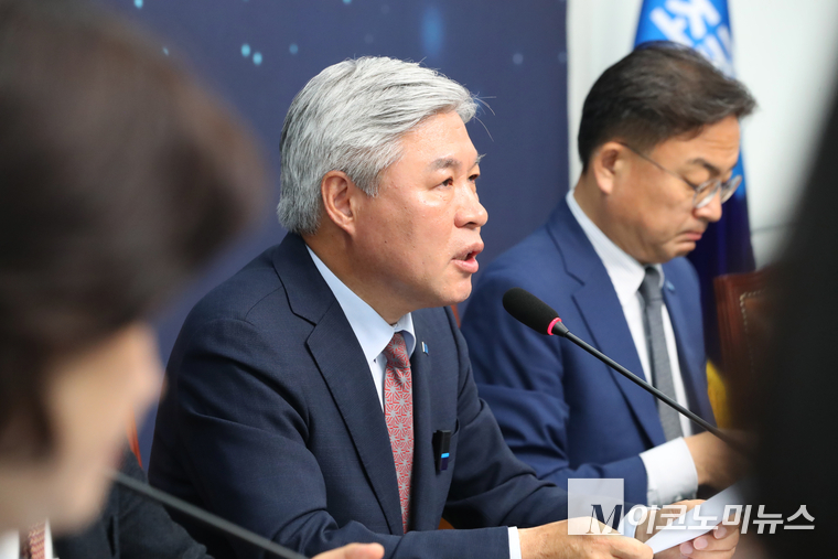 서왕진 조국혁신당 원내대표가 17일 국회 본청에서 열린 의원총회에서 발언하고 있다. 사진=최동환 기자