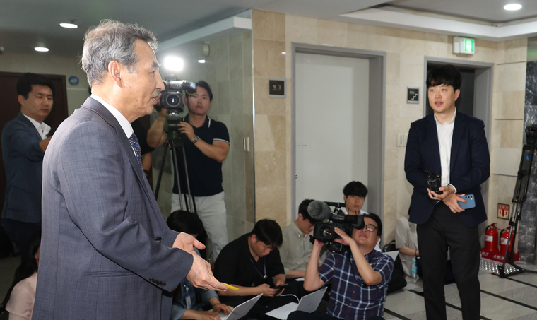 윤석열 전 대통령의 부인 김건희 여사 의혹을 수사할 민중기 특별검사가 17일 서울 서초구 사무실 앞에서 취재진 질문에 답한 뒤 향후 공지사항이 있으면 알리겠다고 하고 있다. 사진=연합뉴스