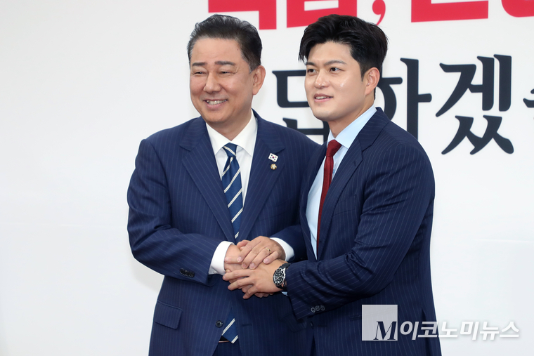 김병기 더불어민주당 대표 직무대행 겸 원내대표가 17일 김용태 국민의힘 비상대책위원장을 예방해 기념 촬영하고 있다. 사진=최동환 기자