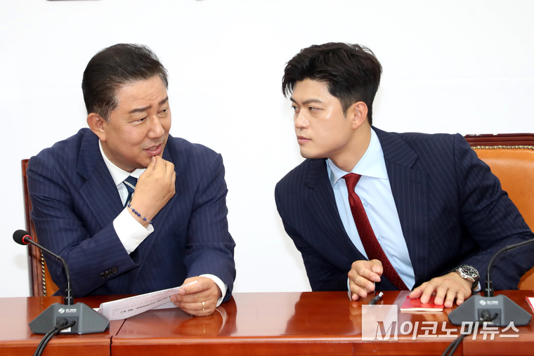 김병기 더불어민주당 대표 직무대행 겸 원내대표가 17일 김용태 국민의힘 비상대책위원장을 예방한 자리에서 이야기 나누고 있다. 사진=최동환 기자