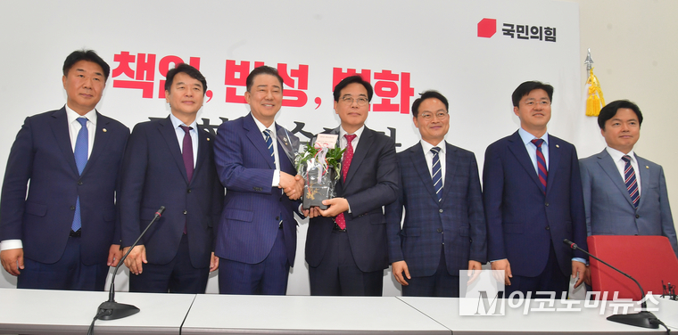 김병기 더불어민주당 대표 직무대행 겸 원내대표가 17일 오후 서울 여의도 국회에서 송언석 국민의힘 신임 원내대표를 예방해 기념사진 촬영하고 있다. 사진=최동환 기자