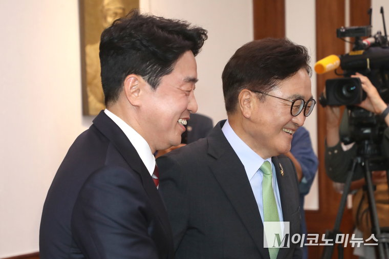 강훈식 대통령 비서실장이 17일 우원식 국회의장 접견에서 인사 나누고 있다. 사진=최동환 기자