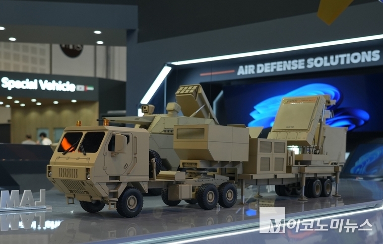 지난 2월 UAE 아부다비에서 열린 IDEX2025에 전시된 한화시스템의 장사정포요격체계 다기능레이다. 사진=한화시스템 