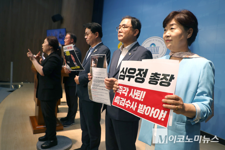 명태균게이트 진상조사단 서영교 단장이 17일 국회 소통관에서 열린 기자회견에서 피켓을 들고 있다. 사진=최동환 기자
