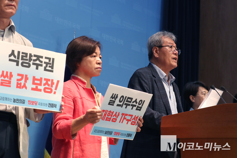 17일 국회 소통관에서 열린 기자회견에서 참석자들이 피켓을 들고 있다. 사진=최동환 기자