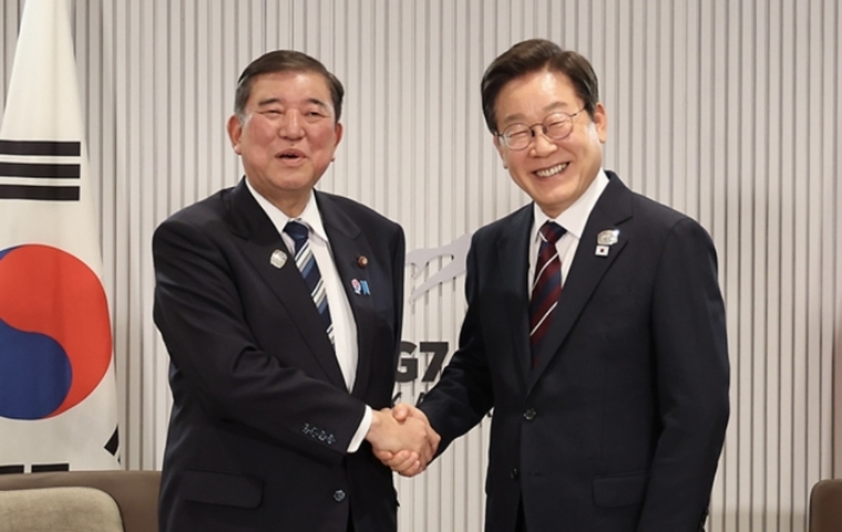 이재명 대통령과 이시바 시게루 일본 총리가 17일(현지시간) 캐나다 앨버타주 캐내내스키스 주요 7개국(G7) 정상회의장에서 열린 한일 정상회담에서 악수하고 있다. 사진=연합뉴스