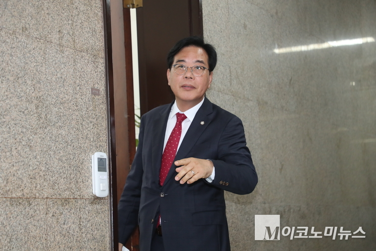 송언석 국민의힘 원내대표가 18일 중진의원들과 회동을 위해 국회 본청 원내대표실에 입장하고 있다. 사진=최동환 기자