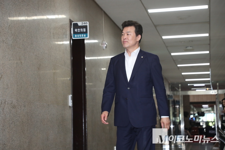 윤영석 의원이 국민의힘 원내대표실에 입장하고 있다. 사진=최동환 기자