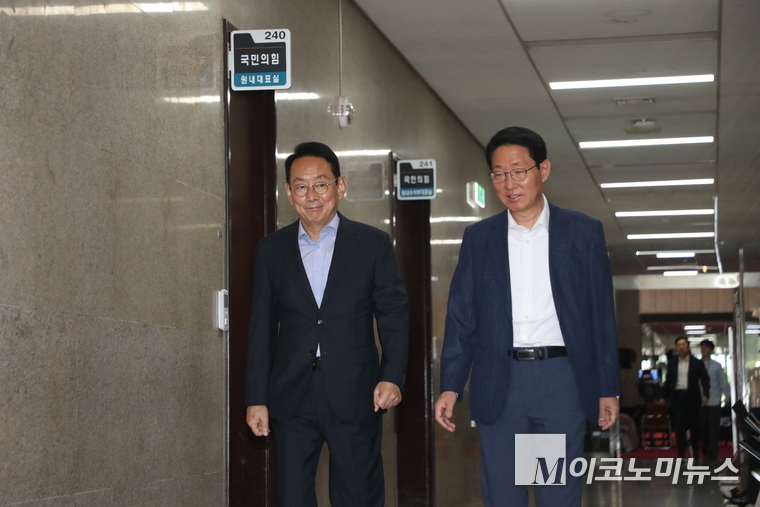 김도읍·김상훈 의원이 국민의힘 원내대표실에 입장하고 있다. 사진=최동환 기자
