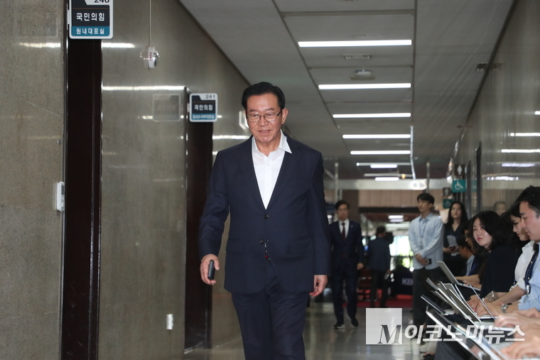 이종배 의원이 국민의힘 원내대표실에 입장하고 있다. 사진=최동환 기자