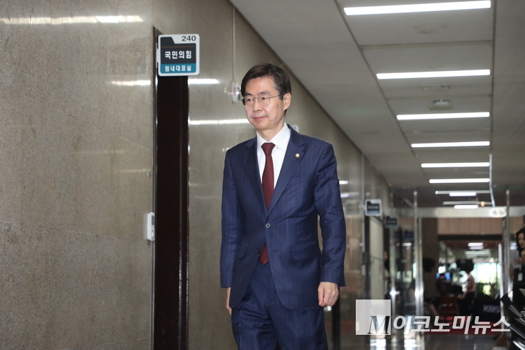 조경태 의원이 국민의힘 원내대표실에 입장하고 있다. 사진=최동환 기자