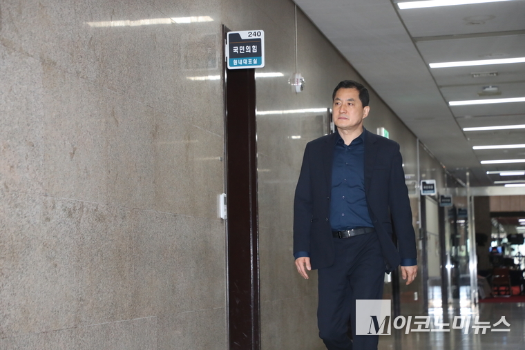 박대출 의원이 국민의힘 원내대표실에 입장하고 있다. 사진=최동환 기자