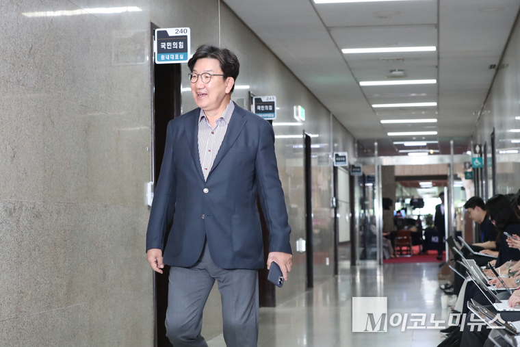 권성동 의원이 국민의힘 원내대표실에 입장하고 있다. 사진=최동환 기자