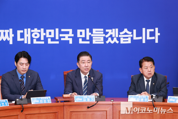 김병기 더불어민주당 당대표 권한대행 겸 원내대표는 18일 국회 본청에서 열린 최고위원회의에서 발언하고 있다. 사진=최동환 기자