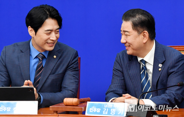 김병기 더불어민주당 당대표 권한대행 겸 원내대표는 18일 국회 본청에서 열린 최고위원회의에서 한준호 최고위원과 대화하고 있다. 사진=최동환 기자