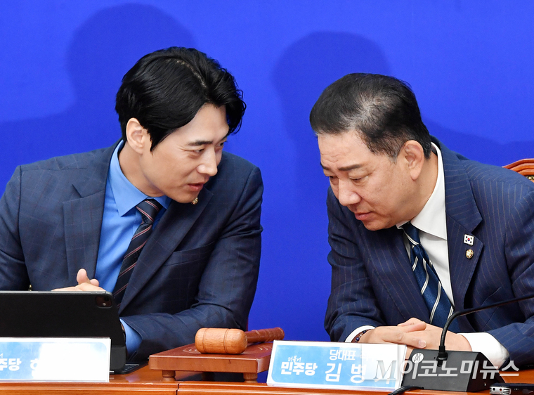 김병기 더불어민주당 당대표 권한대행 겸 원내대표는 18일 국회 본청에서 열린 최고위원회의에서 한준호 최고위원과 대화하고 있다. 사진=최동환 기자