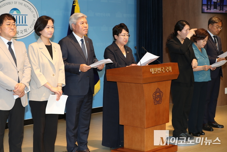 조국혁신당이 18일 국회 소통관에서 ‘검찰독재 정치보복 진상규명과 피해회복을 위한 특별법’ 발의 기자회견을 열었다. 사진=최동환 기자