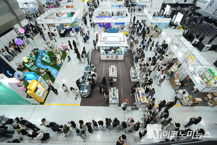 18일 서울 강남구 코엑스에서 2025서울국제도서전이 개막했다. 많은 관람객들이 부스를 둘러보고 있다. 사진=최동환 기자