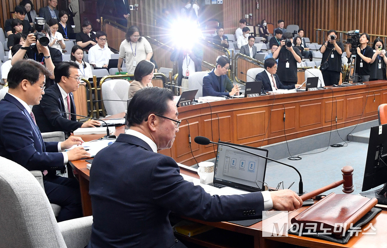 국민의힘 소속 이종배 국무총리 임명 동의에 관한 인사청문특별위원회 위원장이 18일 국회 본청에서 열린 제1차 전체회의에서 의사봉을 두드리고 있다. 사진=최동환 기자