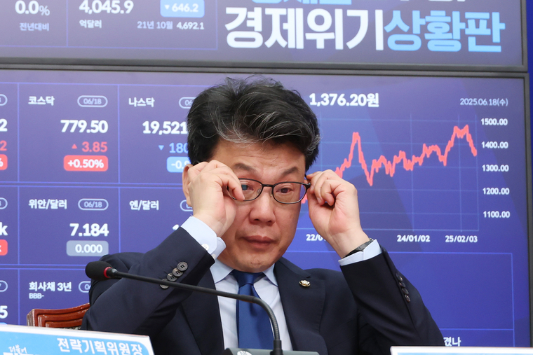 더불어민주당 진성준 정책위의장이 18일 서울 여의도 국회에서 열린 최고위원회의에서 참석자들의 발언을 들으며 안경을 고쳐쓰고 있다. 사진=연합뉴스