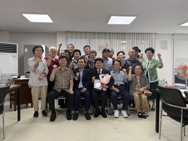 정영모 의원(앞줄 중앙)이 영화동 경로당협의회 회원및 주민들과 함께 하고 있다 <정영모 의원 제공>