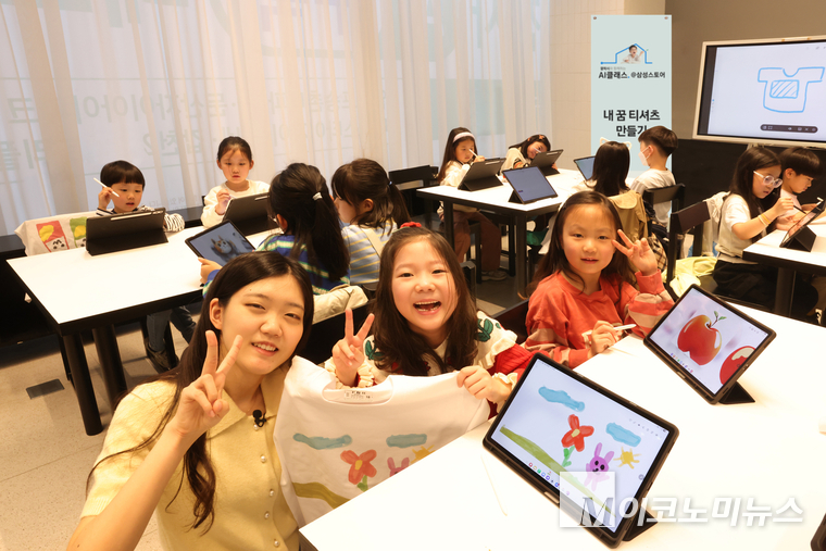 삼성스토어 대전에서 진행된 '갤럭시와 함께하는 AI 클래스 @삼성스토어' 에서 아이들이 갤럭시 AI의 그리기 어시스트를 활용하는 모습. 사진=삼성전자 