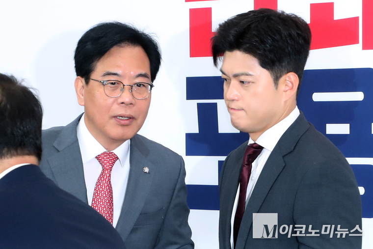 김용태 국민의힘 비상대책위원장(오른쪽)과 송원석 원내대표가 19일 국회 본청에서 열린 ‘비리백화점 이재명 정부 인사청문회 대책회의’에 참석하고 있다. 사진=최동환 기자