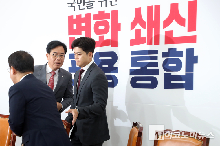 김용태 국민의힘 비상대책위원장(오른쪽)과 송원석 원내대표가 19일 국회 본청에서 열린 ‘비리백화점 이재명 정부 인사청문회 대책회의’에 참석하고 있다. 사진=최동환 기자