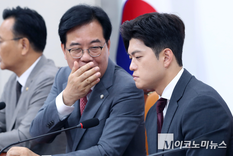 김용태 국민의힘 비상대책위원장과 송원석 원내대표가 19일 국회 본청에서 열린 ‘비리백화점 이재명 정부 인사청문회 대책회의’에서 대화하고 있다. 사진=최동환 기자