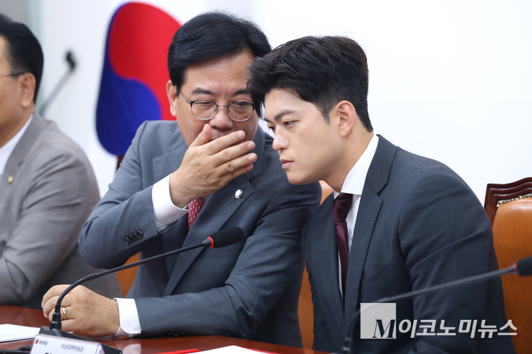 김용태 국민의힘 비상대책위원장과 송원석 원내대표가 19일 국회 본청에서 열린 ‘비리백화점 이재명 정부 인사청문회 대책회의’에서 대화하고 있다. 사진=최동환 기자