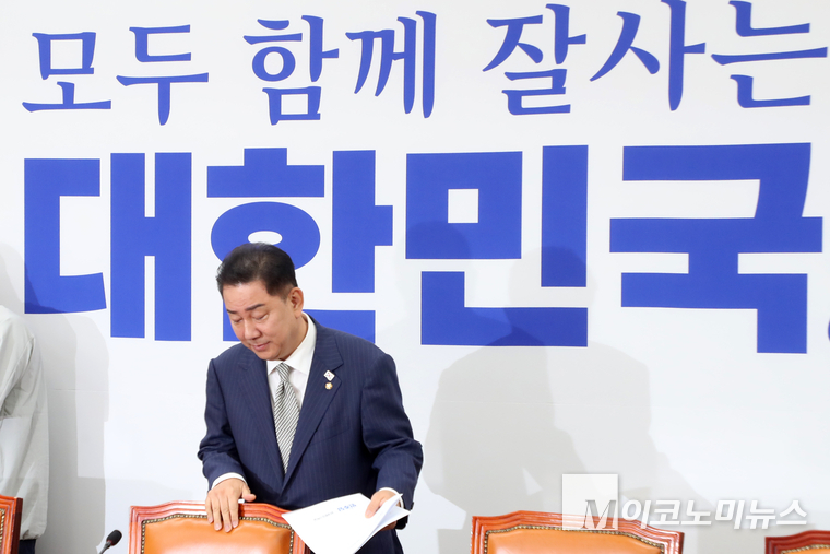 김병기 더불어민주당 대표 직무대행 겸 원내대표가 19일 국회 본청에서 열린 원내대책회의에서 참석하고 있다. 사진=최동환 기자