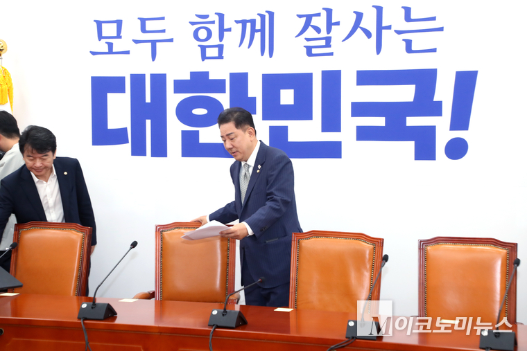 김병기 더불어민주당 대표 직무대행 겸 원내대표가 19일 국회 본청에서 열린 원내대책회의에서 참석하고 있다. 사진=최동환 기자