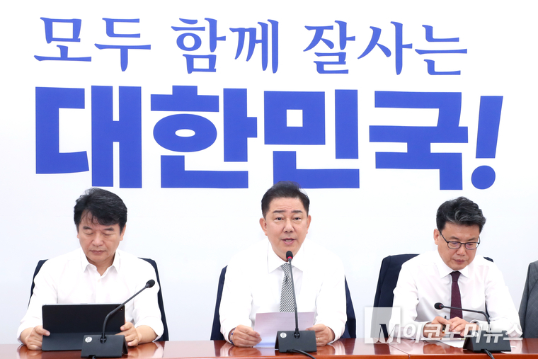 김병기 더불어민주당 대표 직무대행 겸 원내대표가 19일 국회 본청에서 열린 원내대책회의에서 참석하고 있다. 사진=최동환 기자
